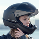 Imagen para el artículo titulado Este casco para moto tiene visión de 360 grados y controles táctiles, pero te costará lo suyo